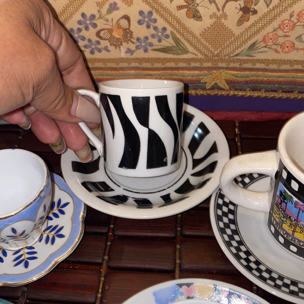 Set of 8 small teacups and saucers - Picture 9 of 11